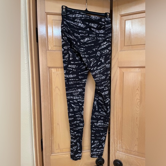 Lululemon Full-On Luxtreme Wunder Under
Legging, Hi-Rise, Graf Black White, Sz 6 - Picture 11 of 14